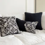 Coussin baroque noir et beige sur un canapé blanc, décoration intérieure élégante