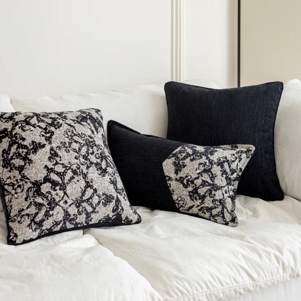 Coussin baroque noir et beige sur un canapé blanc, décoration intérieure élégante