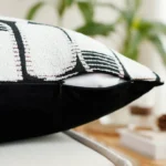 Housses de coussin Magnesite géométriques noir et blanc sur canapé blanc - coussins décoratifs modernes