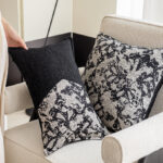 Coussin baroque noir et beige rectangulaire, design asymétrique