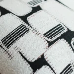 Housses de coussin Magnesite géométriques noir et blanc sur canapé blanc - coussins décoratifs modernes