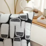 Housses de coussin Magnesite géométriques noir et blanc sur canapé blanc - coussins décoratifs modernes