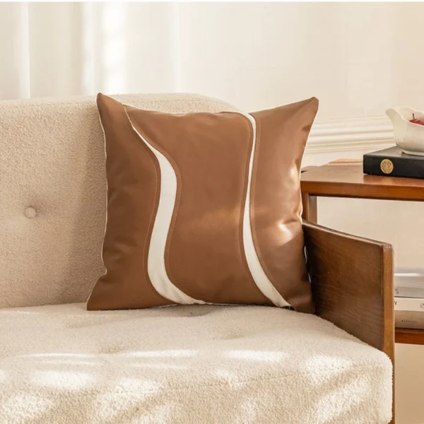 Housse de coussin design "Mocha" - Coussin marron chocolat avec motif ondulé blanc sur canapé beige.