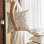 Coussin Ethnique Chic : Housse de Coussin Crème Douce Texture & Motif Abstrait