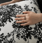 Coussin décoratif noir et blanc motif branchages pour canapé
