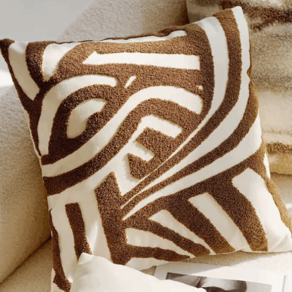 Coussin zèbre marron et blanc, texture bouclette, style safari