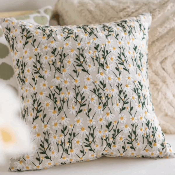 Housse de coussin bohème fleurie brodée marguerites blanches et vertes, style champêtre.