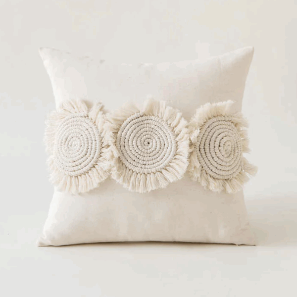 housse de coussin crème tuftée style bohème motifs ronds frangés coussin décoratif salon couleur crème avec pompons macramé