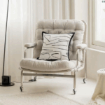 Housse de coussin contemporaine noir et blanc, parfait accessoire déco pour canapé.