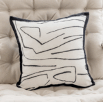 Housse de coussin jacquard noir et blanc avec motifs abstraits, idéale pour coussin canapé beige.