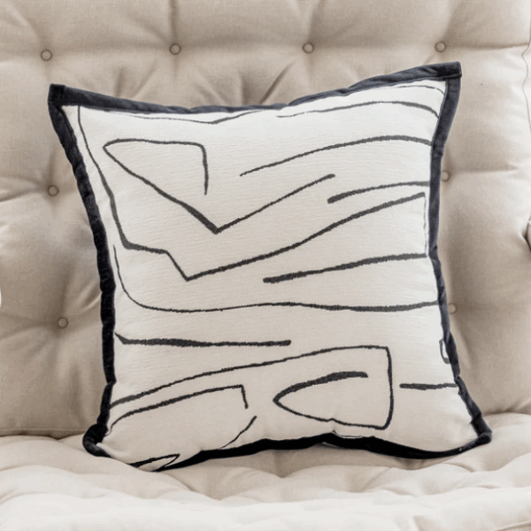 Housse de coussin jacquard noir et blanc avec motifs abstraits, idéale pour coussin canapé beige.