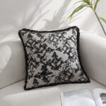 Coussin baroque noir et beige carré sur canapé moderne