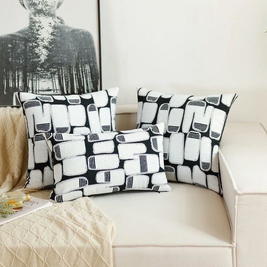 Housses de coussin Magnesite géométriques noir et blanc sur canapé blanc - coussins décoratifs modernes