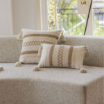 Housse de coussin bohème carrée et rectangulaire sur un canapé, coussin décoratif beige