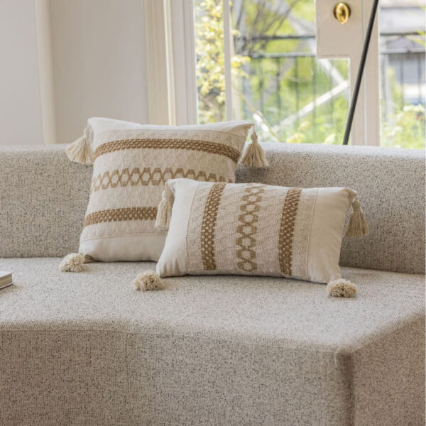 Housse de coussin bohème carrée et rectangulaire sur un canapé, coussin décoratif beige