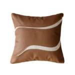 Housse de coussin design "Mocha" - Coussin marron chocolat avec motif ondulé blanc sur canapé beige.